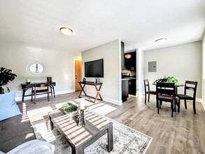 525 W Surf St, Unit B in Chicago, IL - Building Photo - Building Photo