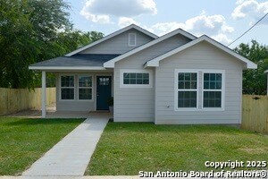 812 Uvalde St in Pleasanton, TX - Building Photo