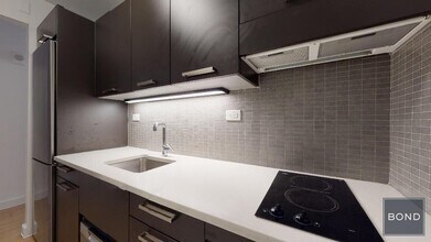 222 E 39th St in New York, NY - Building Photo - Building Photo