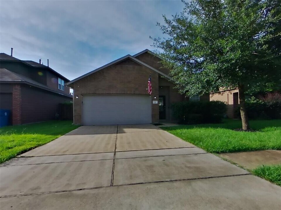 210 Pequin Rd in Crosby, TX - Building Photo