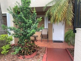 551 NW 82nd Ave in Miami, FL - Building Photo