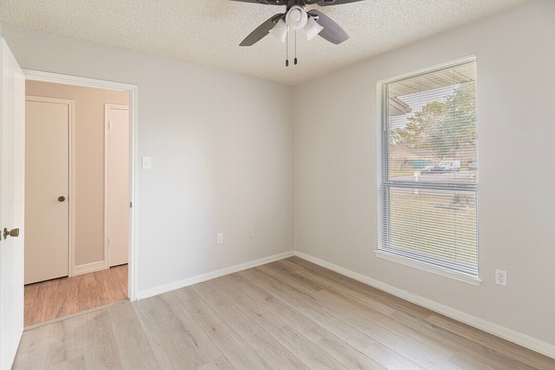 2135 Whiteback Dr in Houston, TX - Building Photo