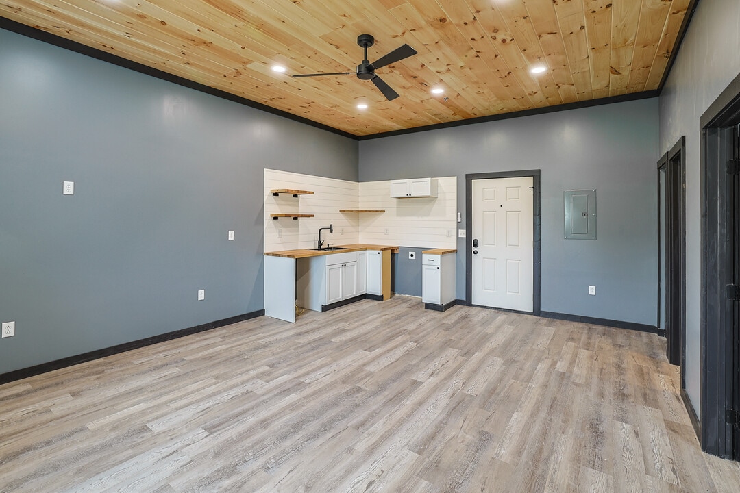 3618 Shinnston Pike in Hepzibah, WV - Foto de edificio