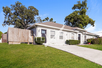 327 Clearfield Ave in Spring Hill, FL - Foto de edificio - Building Photo