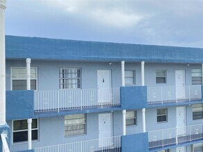 1655 W 44th Pl, Unit 511 in Hialeah, FL - Foto de edificio - Building Photo