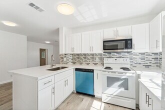 377 NW 2nd Way in Deerfield Beach, FL - Building Photo - Building Photo