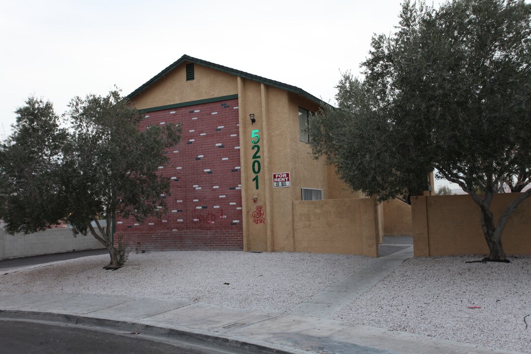 5201 Redberry St in Las Vegas, NV - Building Photo