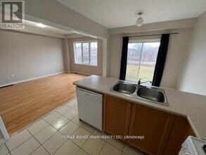 32 Puttingedge Dr in Whitby, ON - Building Photo - Building Photo