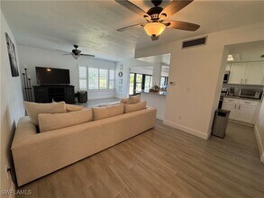 5665 Trailwinds Dr in Ft. Myers, FL - Foto de edificio - Building Photo