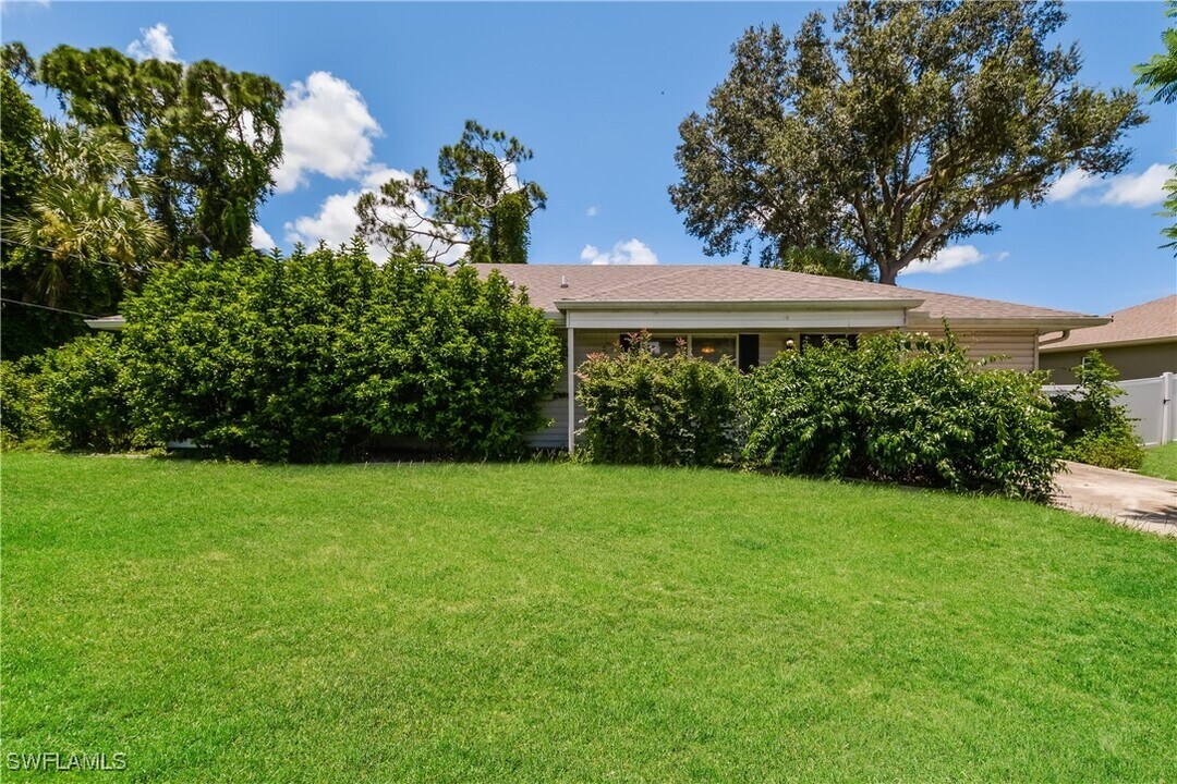 2643 S San Mateo Dr in North Port, FL - Building Photo