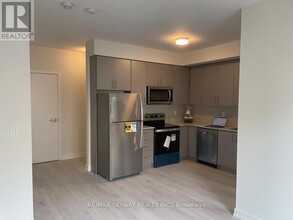 3550-3550 Colonial Dr in Mississauga, ON - Building Photo - Building Photo