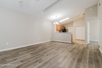 8761 Pinevalley Ln in Jacksonville, FL - Building Photo - Building Photo