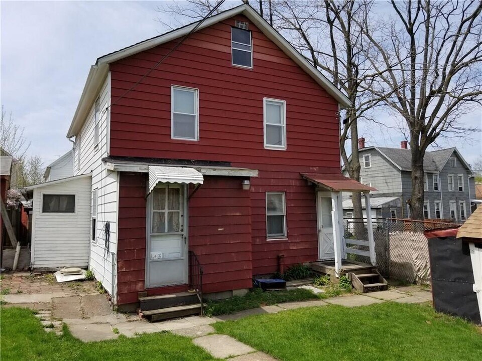 1114 Pennsylvania Ave, Unit 2 in Erie, PA - Building Photo