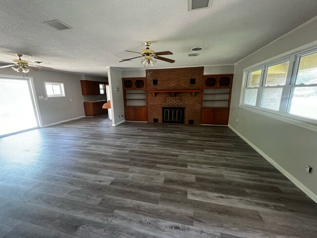 1002 Hackberry St in Clifton, TX - Building Photo - Building Photo