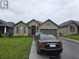19 Stonecrest Blvd in Quinte West, ON - Building Photo