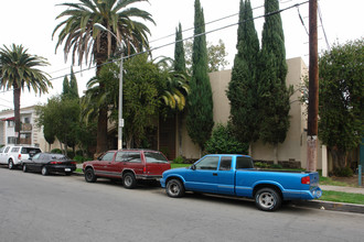 Royal Garden Apartments in Van Nuys, CA - Building Photo - Building Photo