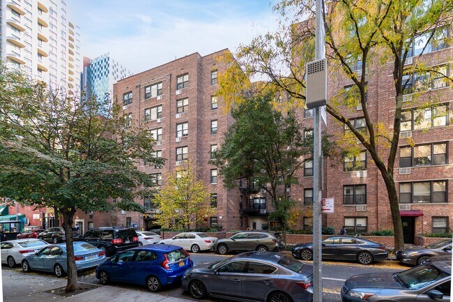 330 E 70th St in New York, NY - Building Photo - Building Photo