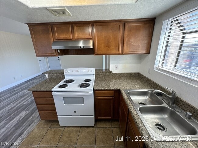 7200 W Pirates Cove Rd in Las Vegas, NV - Building Photo - Building Photo