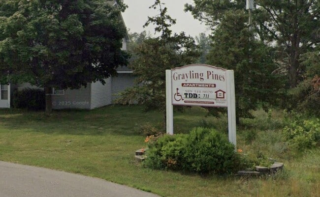 595 Meadows Dr in Grayling, MI - Foto de edificio - Building Photo