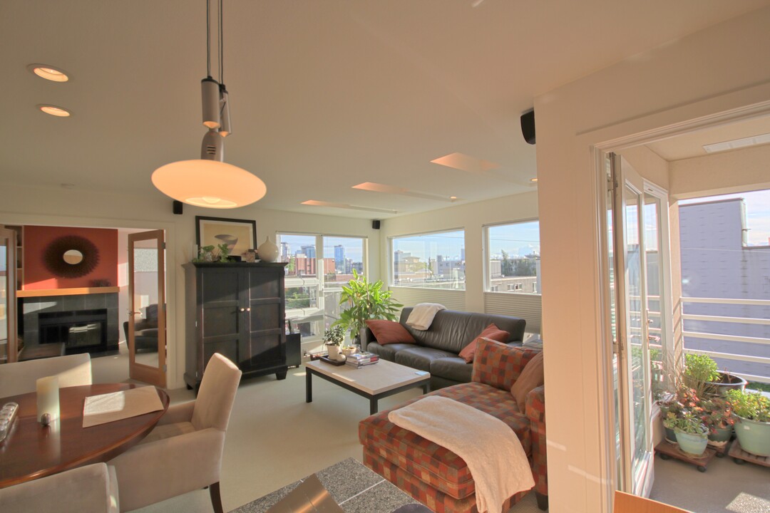 535 Summit Ave E, Unit Apt 301 in Seattle, WA - Building Photo