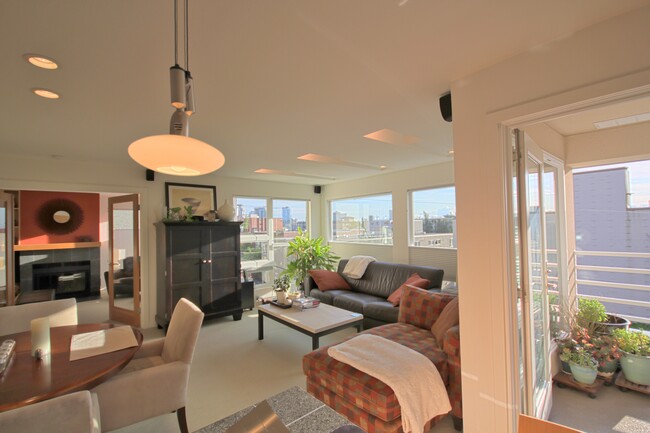 535 Summit Ave E, Unit Apt 301