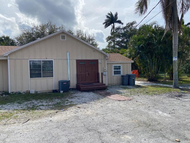 7157 S Military Trl in Greenacres, FL - Building Photo - Building Photo