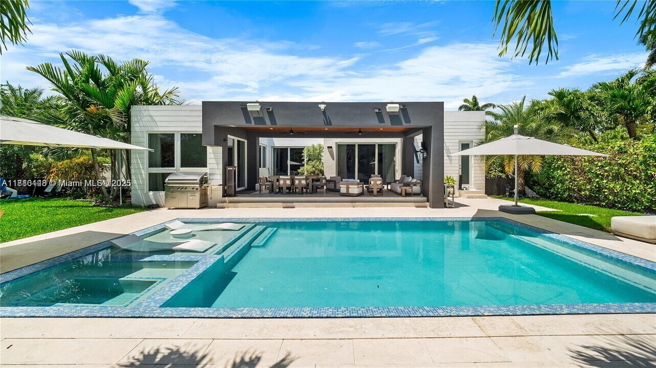 10603 NE 11th Ave in Miami Shores, FL - Building Photo