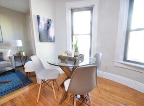 217 Boylston St, Unit 2 in Boston, MA - Foto de edificio - Building Photo