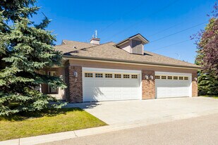 Straddock Villas in Calgary, AB - Building Photo