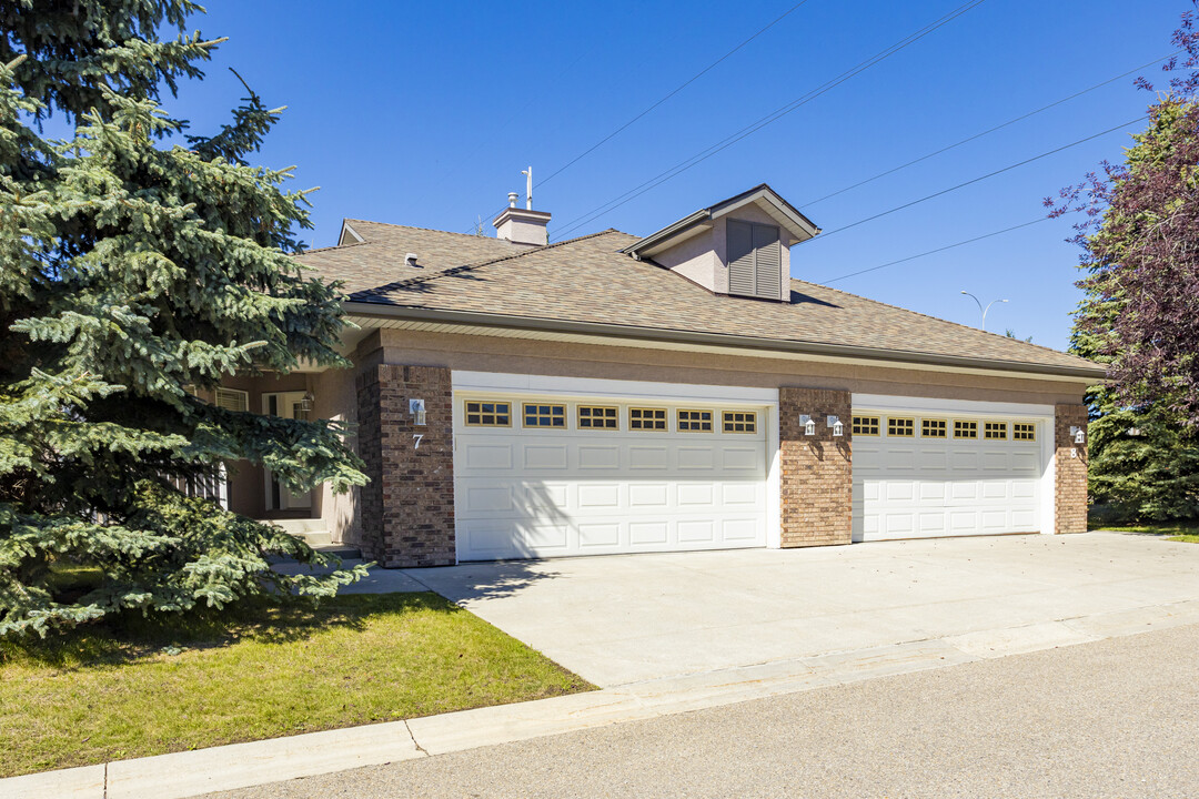 Straddock Villas in Calgary, AB - Building Photo