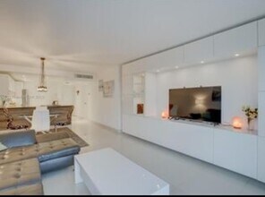 3375 N Country Club Dr, Unit 103 in Miami, FL - Building Photo - Building Photo