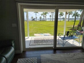 315 Crescent Ct E in Bradenton, FL - Building Photo - Building Photo