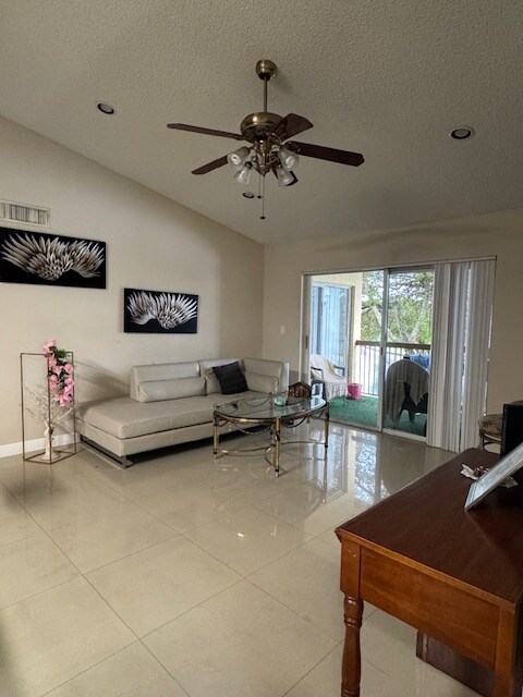 7640 Westwood Dr, Unit 415 in Tamarac, FL - Building Photo