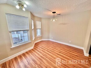 211 Sunshine Ct in Sayreville, NJ - Foto de edificio - Building Photo