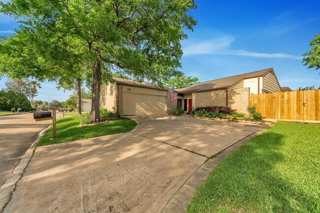 3003 Ashford Oak Dr in Houston, TX - Building Photo - Building Photo