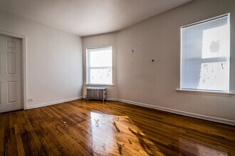 8141 S Kingston Ave Chicago, IL 60617 in Chicago, IL - Building Photo - Building Photo