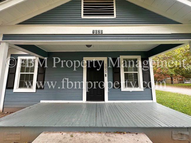 1020 N Beaton St in Corsicana, TX - Foto de edificio - Building Photo
