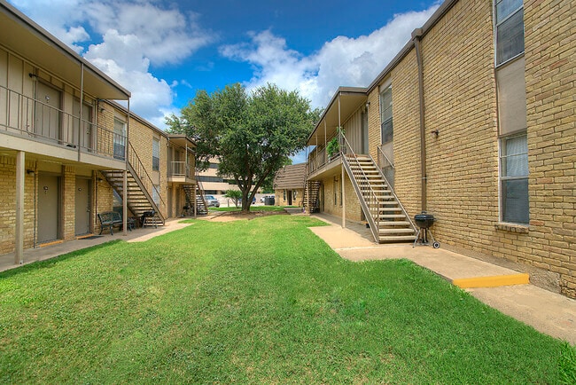 Bear Creek Apartments in Euless, TX - Foto de edificio - Building Photo
