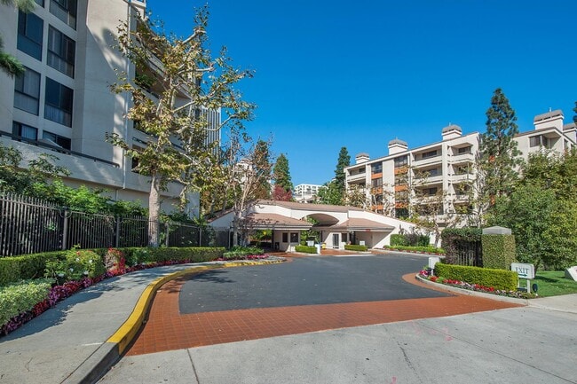 2112 Century Park Ln in Los Angeles, CA - Foto de edificio - Building Photo