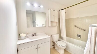 135 Chandler Dr in Kitchener, ON - Building Photo - Building Photo