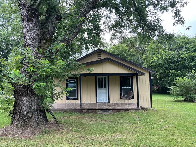 110 Charlie Monroe Rd in Sweetwater, TN - Building Photo