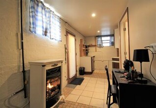 811 E Pleasant St, Unit 1B in Milwaukee, WI - Building Photo - Building Photo