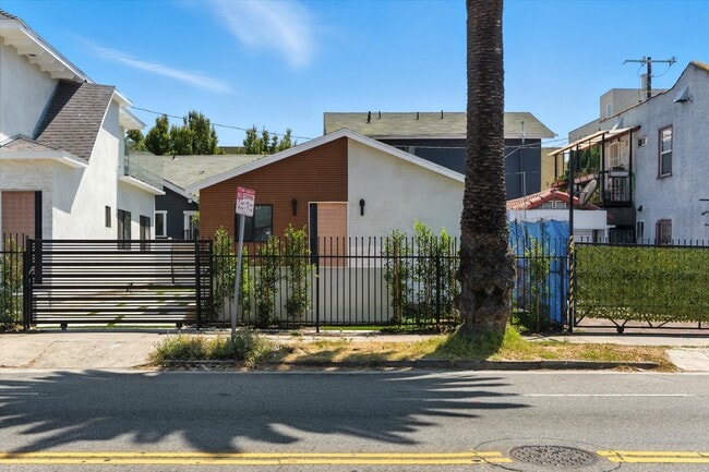 1170 N Wilton Pl in Los Angeles, CA - Building Photo - Building Photo