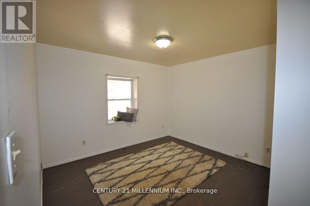 30 Corby Crescent in Brampton, ON - Building Photo