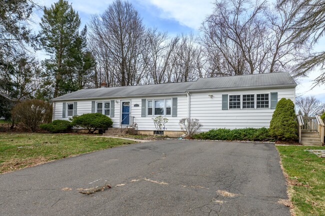 276 Crescent Cir in Cheshire, CT - Building Photo - Building Photo