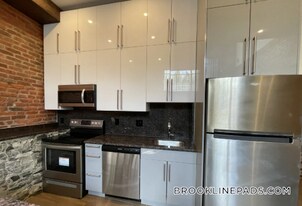 1028 Commonwealth Ave, Unit 201 in Boston, MA - Building Photo