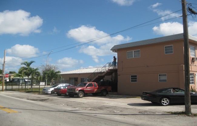 2417 N 19th Ave in Hollywood, FL - Building Photo - Building Photo