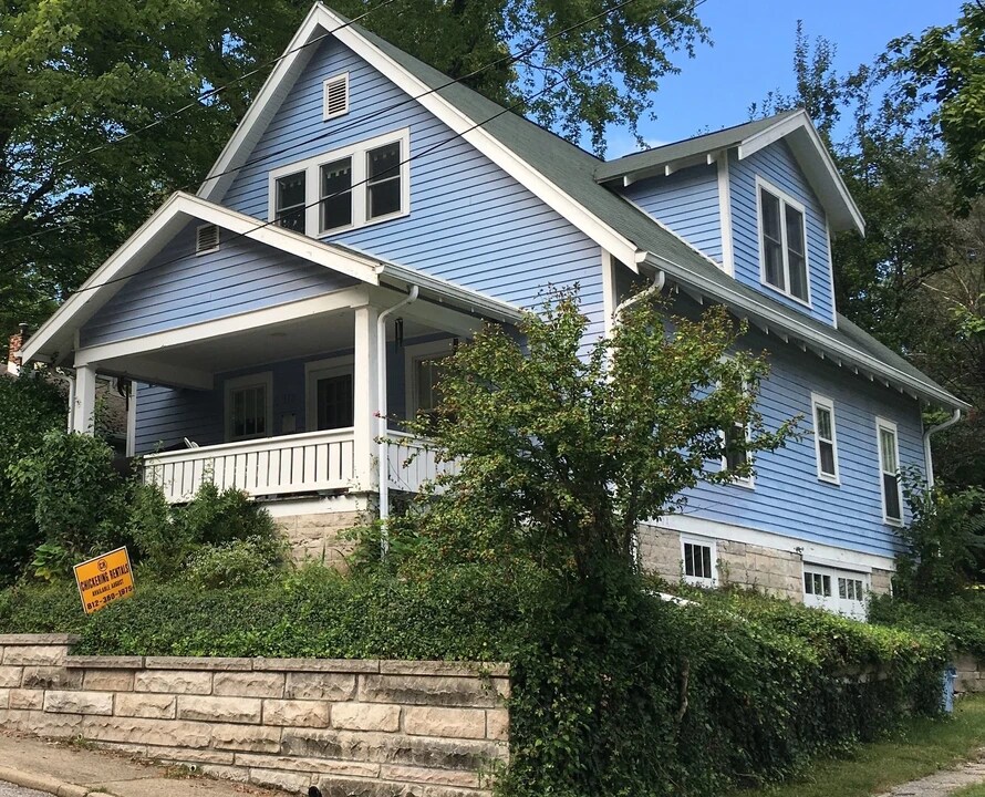 213 E Cottage Grove Ave in Bloomington, IN - Foto de edificio