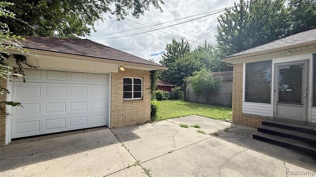 24290 Eastwood St in Oak Park, MI - Building Photo - Building Photo