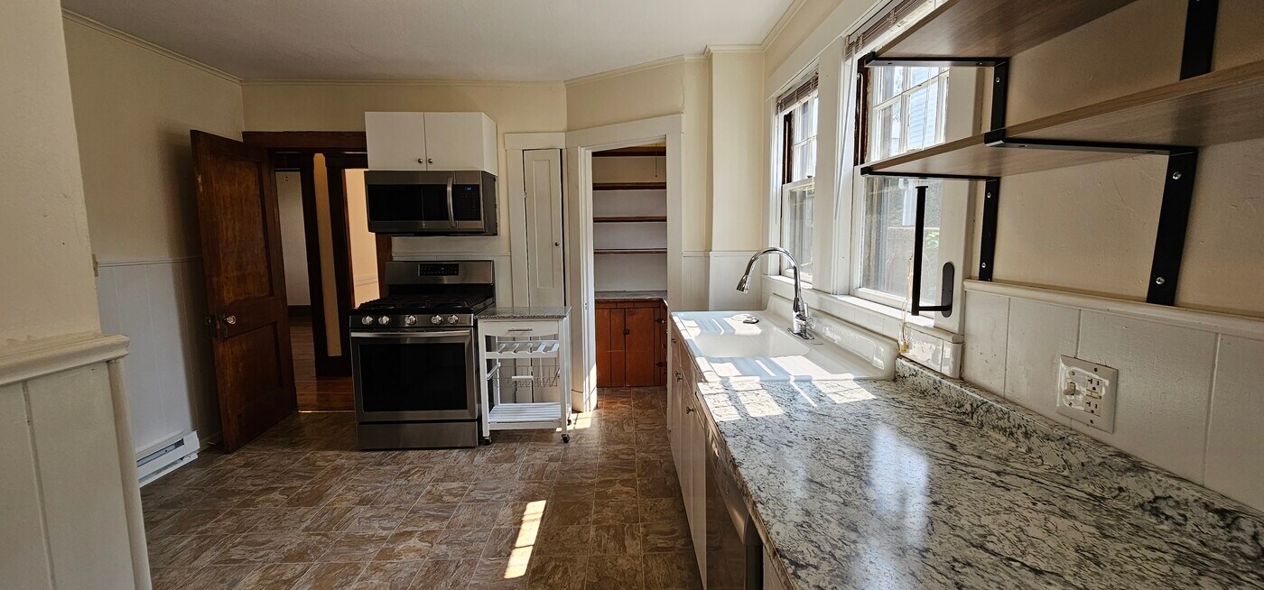 28 Rawson Rd, Unit 1 in Arlington, MA - Building Photo